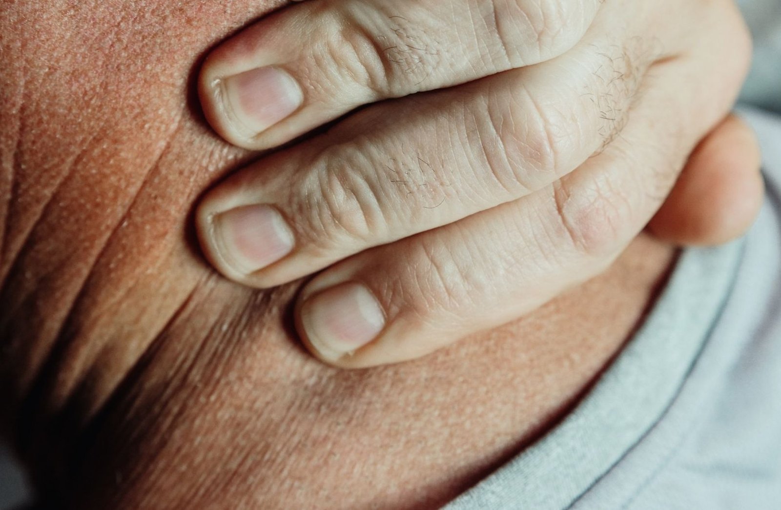 Brief, sharp neck pain that passes in seconds